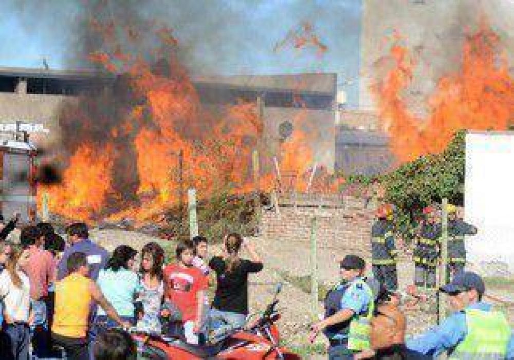 Devastador incendio dej� herido al jefe de Bomberos 
