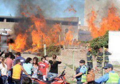 Devastador incendio dej� herido al jefe de Bomberos 