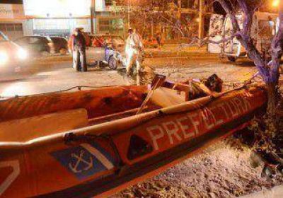Se desprendi� un bote y termin� sobre un auto 
