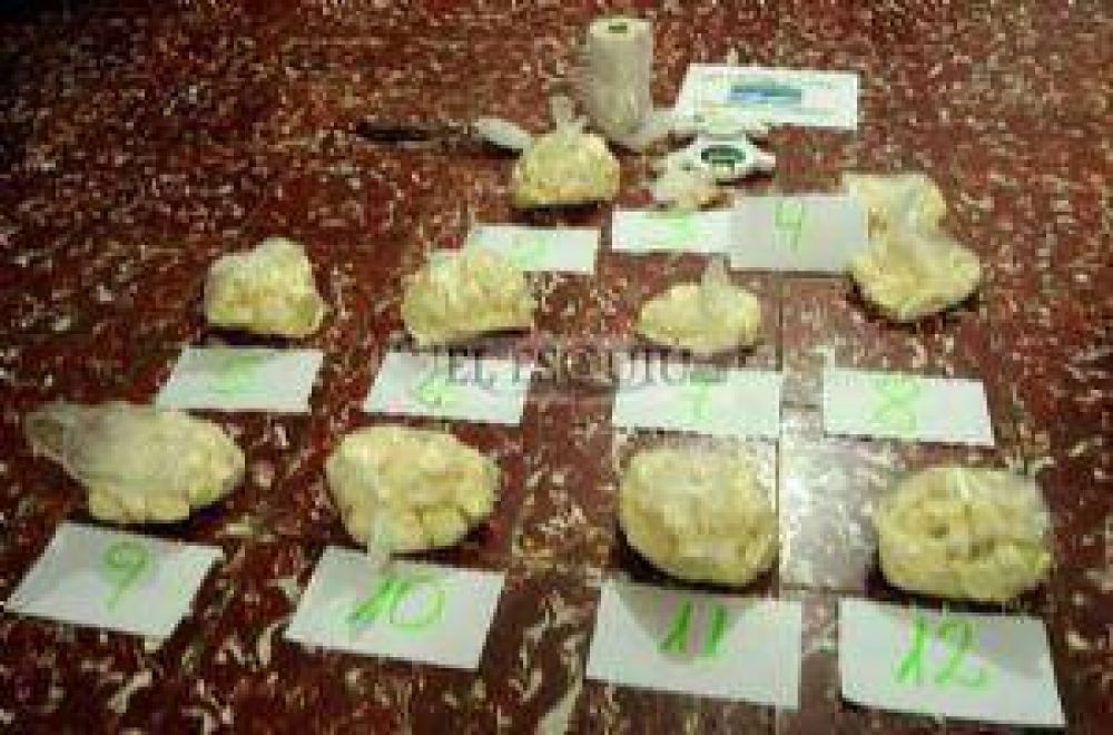Detuvieron a una pareja con 50 �bochas� de droga