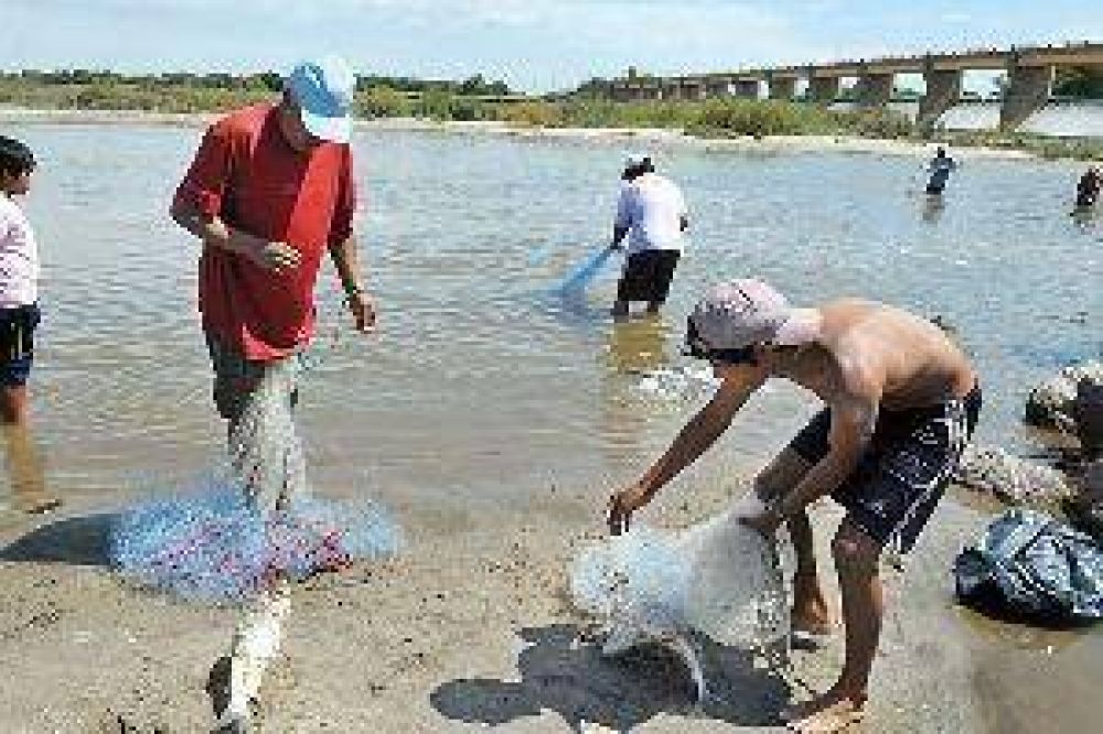 La Semana Santa motiva a los pescadores que cada d�a salen en busca de los frutos del r�o Dulce