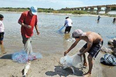 La Semana Santa motiva a los pescadores que cada d�a salen en busca de los frutos del r�o Dulce