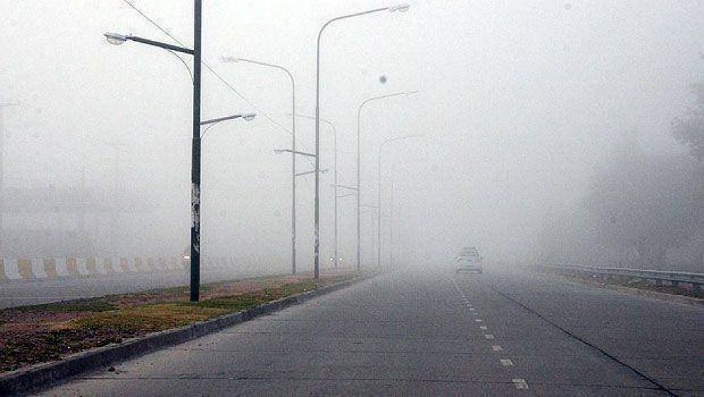 La ciudad cubierta por niebla y se esperan lluvias a la noche