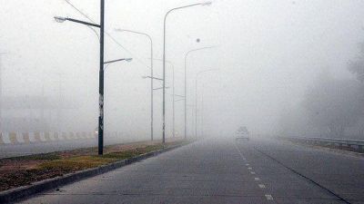 La ciudad cubierta por niebla y se esperan lluvias a la noche