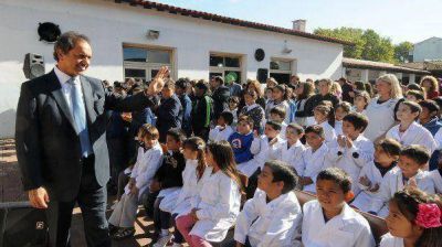 Scioli abri� el ciclo lectivo y convoc� a los gremios para definir c�mo recuperar los d�as de clases perdidos