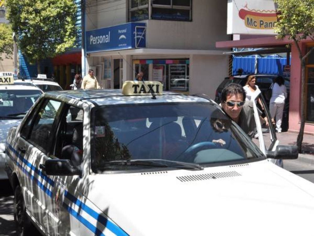Taxistas exigen suba cercana al 30% y una tarifa nocturna