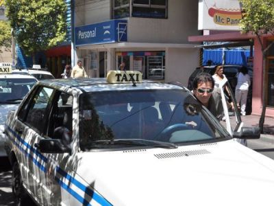 Taxistas exigen suba cercana al 30% y una tarifa nocturna