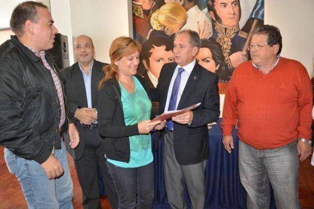 Descalzo entreg ms de 50 actas de Bien de Familia en Ituzaing