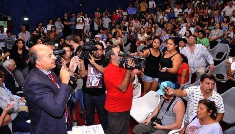 Vecinos increparon a D�az Cardeilhac por el S�lo Bus