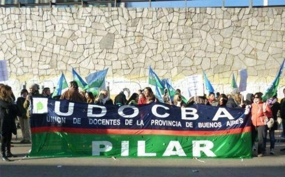 Pese al acuerdo salarial, unos 800 docentes pilarenses siguen de paro