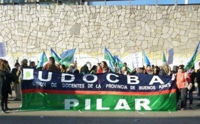 Pese al acuerdo salarial, unos 800 docentes pilarenses siguen de paro