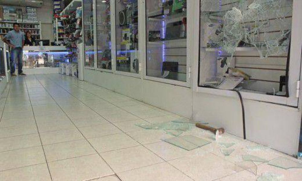 Dos violentos asaltos comienzan con mazazos y terminan a los balazos