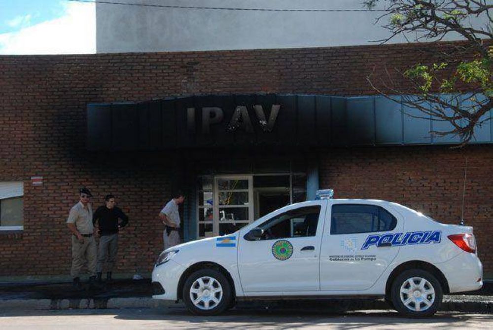 Familias reclamaron viviendas en el IPAV: hubo incidentes y fueron desalojados por la polic�a