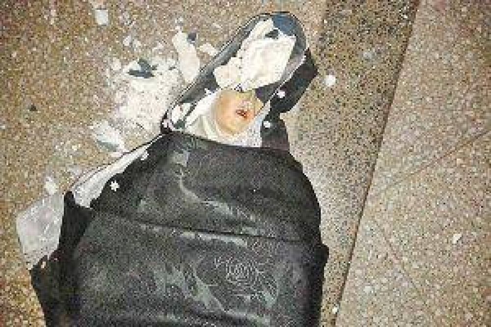 "Sectas sat�nicas roban s�mbolos cat�licos para profanarlos en ritos"