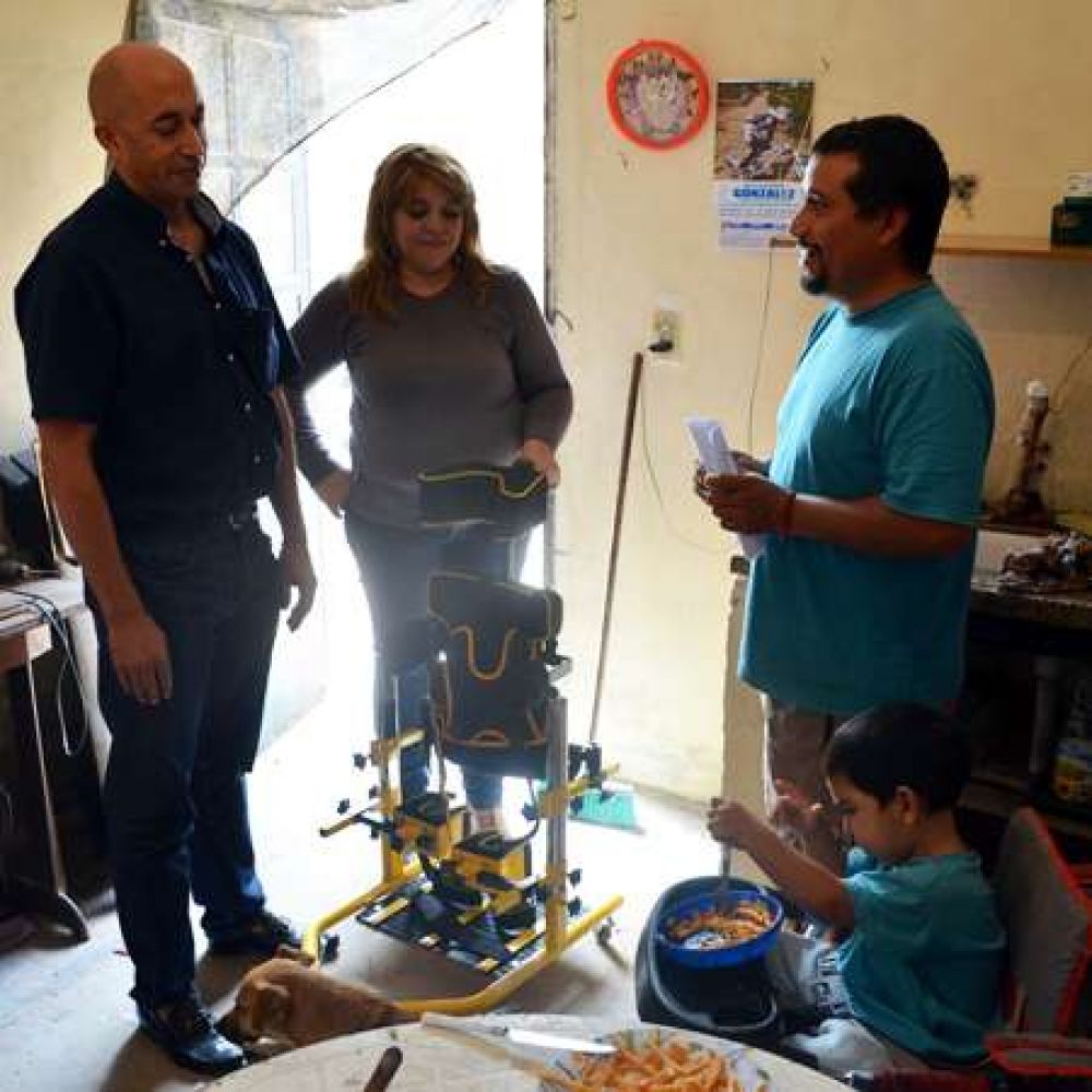 Salud entreg� un bipedestador a un ni�o del barrio Benjamin Rinc�n