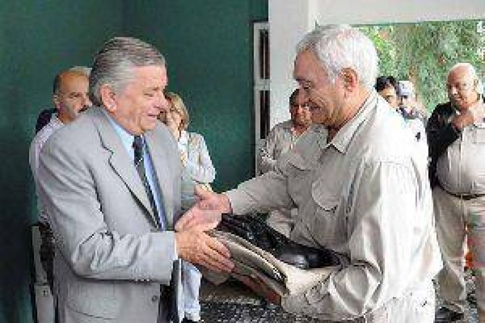 El intendente entreg� indumentaria a obreros de Parques y Paseos
