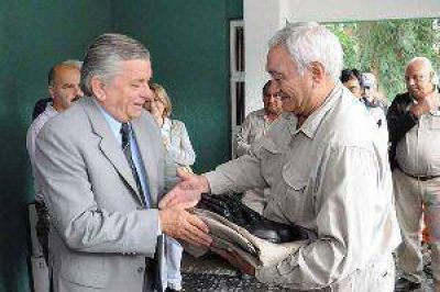El intendente entreg� indumentaria a obreros de Parques y Paseos