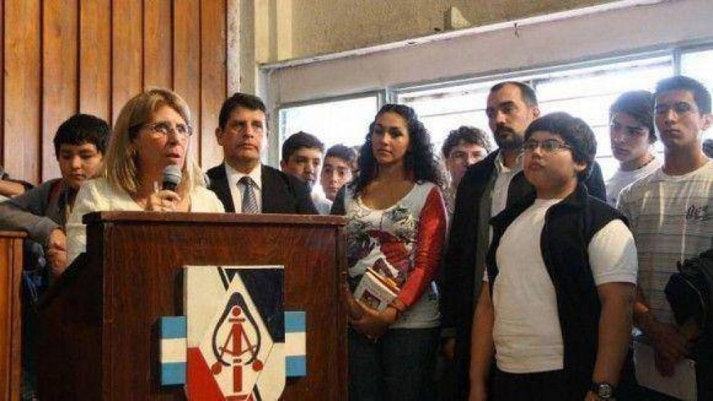 �Sirva este homenaje para no olvidar el ultraje que sufri� toda la UNT�