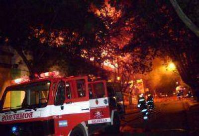 Un dep�sito de una maderera qued� calcinado por un incendio