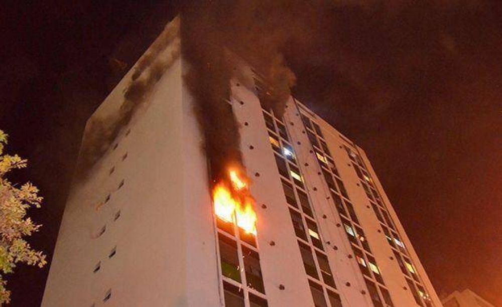 Muri� la mujer que supuestamente provoc� el incendio en un edificio