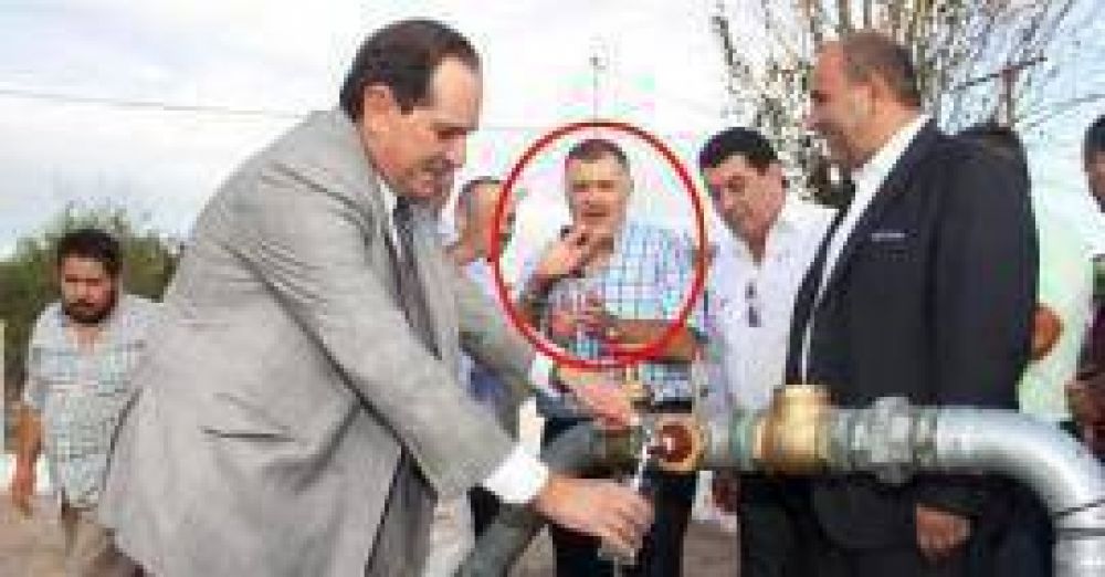 El gobernador que prometi� eclipsar a Gelsi se conforma con los pozos y el aplauso del chupamedias Jaldo