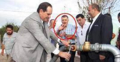 El gobernador que prometi� eclipsar a Gelsi se conforma con los pozos y el aplauso del chupamedias Jaldo