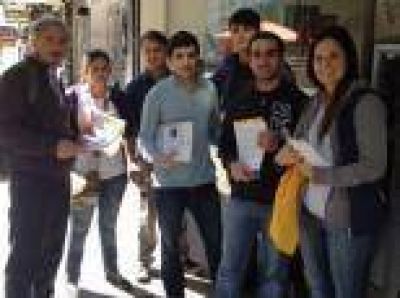 La Plata: J�venes del PRO distribuyen carta de Macri y Vidal con mensaje por Malvinas