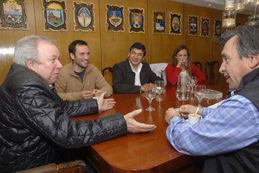 Peralta se reuni� con Garay por viviendas