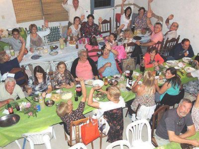 Vecinos de barrio Del Carmen armaron una cena festejo por la llegada del asfalto