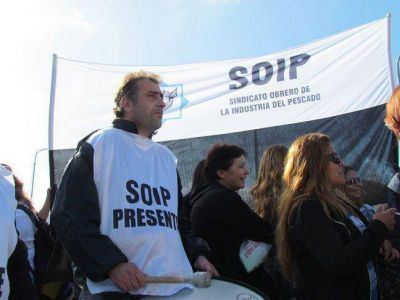 Trabajadores del puerto realizan un reclamo salarial
