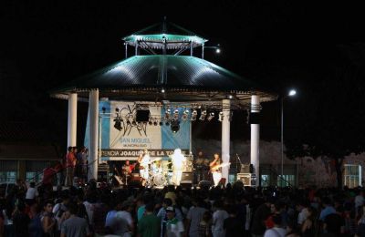 Ante miles de j�venes, se present� San Miguel Rock en la Plaza de las Carretas