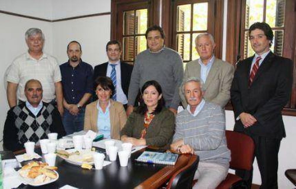 Manino Iriart con presidentes de Colegios de Profesionales y T�cnicos de OPDS  