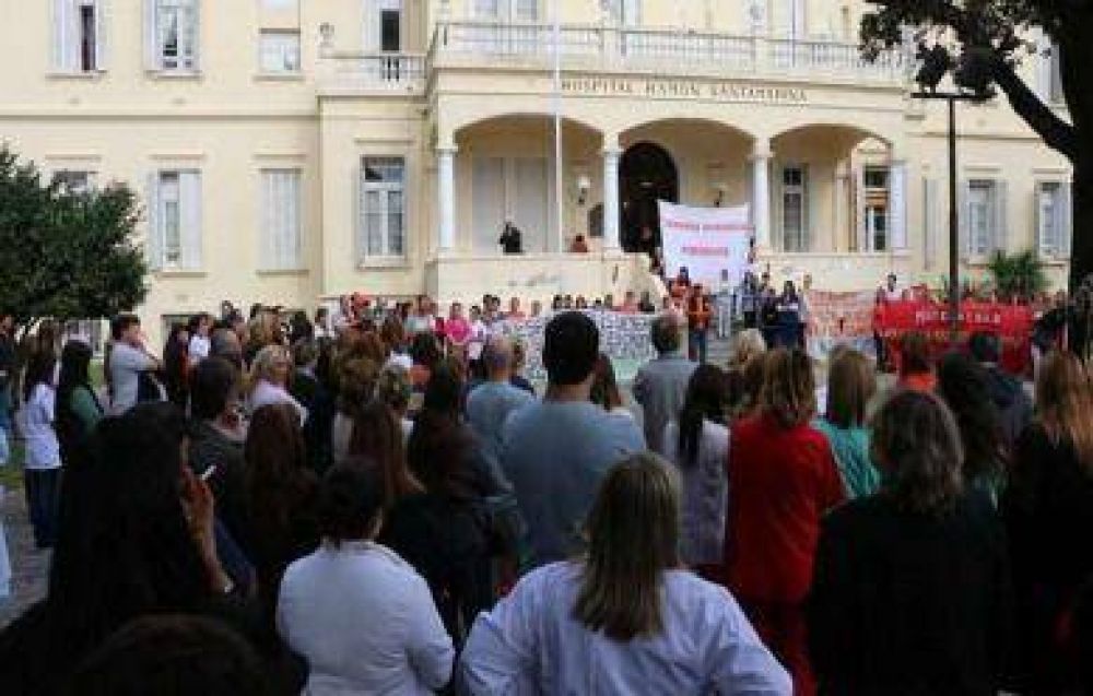 Los municipales encabezaron una protesta en el Hospital por el pedido de incremento salarial