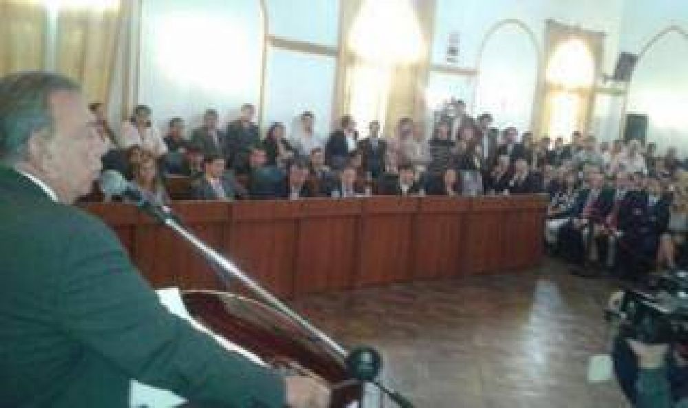 Pilar: Z�ccaro pidi� "respeto institucional" a Cristina y Scioli en apertura de sesiones del HCD