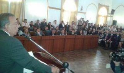 Pilar: Z�ccaro pidi� "respeto institucional" a Cristina y Scioli en apertura de sesiones del HCD