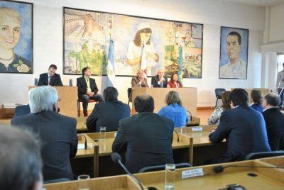 Acu�a abri� el inici� de sesiones con la ausencia del bloque del FPV