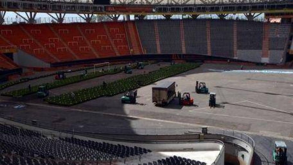 Rearman el campo de juego del Estadio Ciudad de La Plata