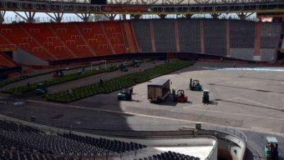 Rearman el campo de juego del Estadio Ciudad de La Plata
