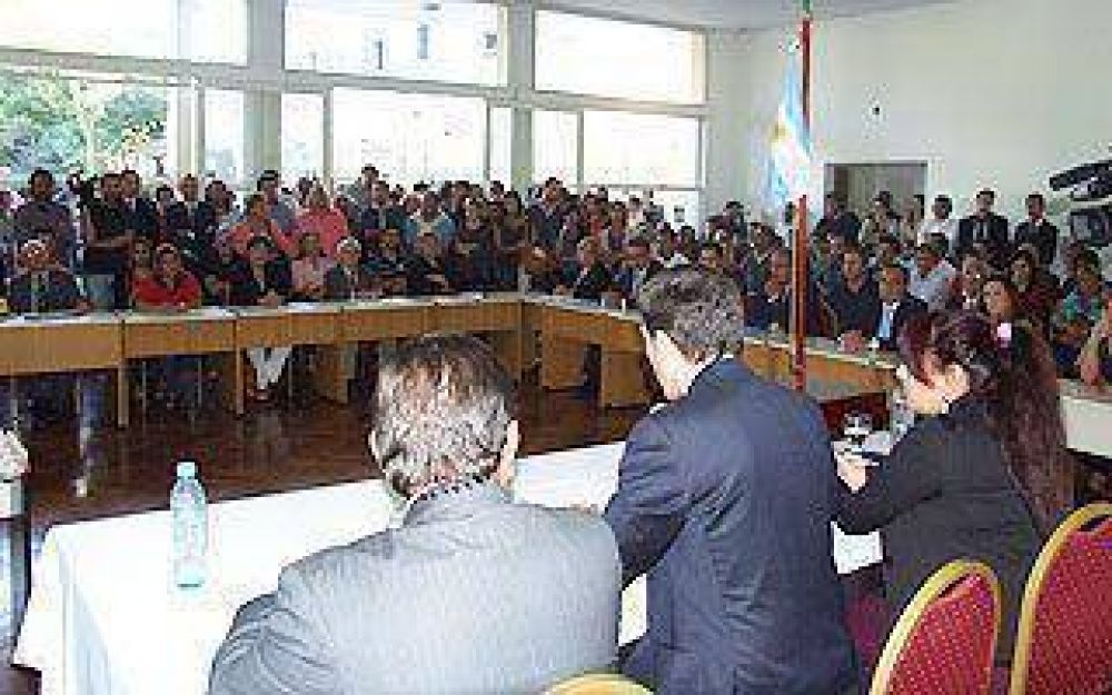 Con anuncios y repaso de la gesti�n, Gray abri� el per�odo de sesiones