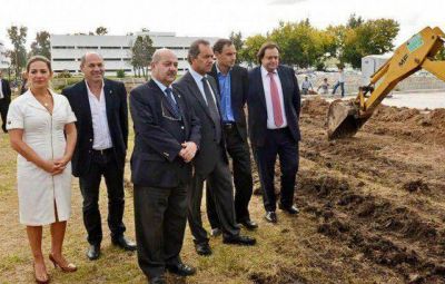 La Provincia oficializ� la cesi�n de tierras del ex BIM 3 a la UNLP