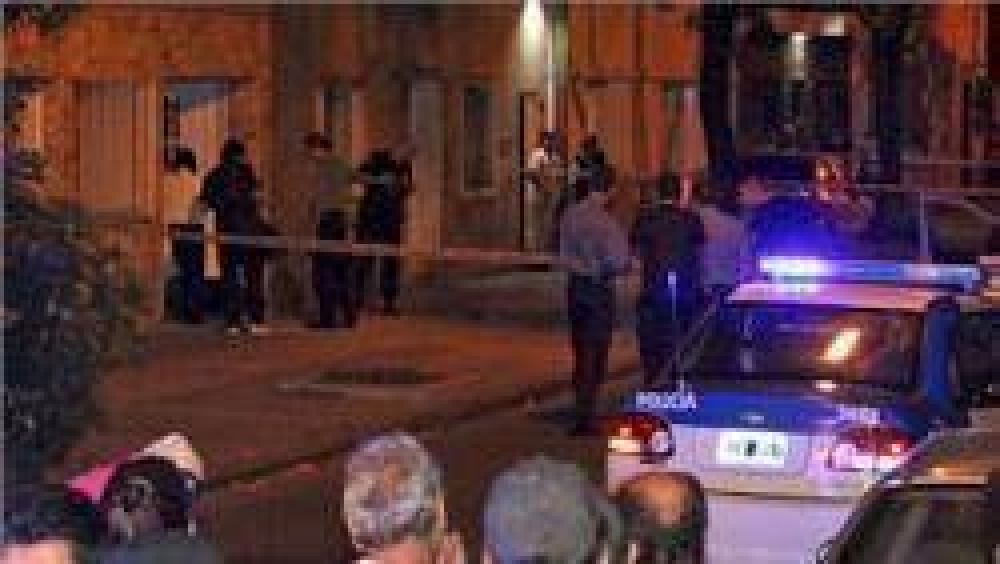 Un hombre mat� a balazos a un ladr�n en la puerta de su casa
