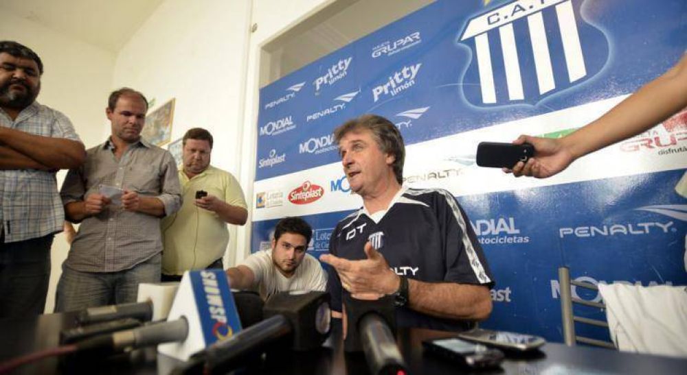 Con l�grimas en los ojos, Ghiso fue presentado como DT de Talleres