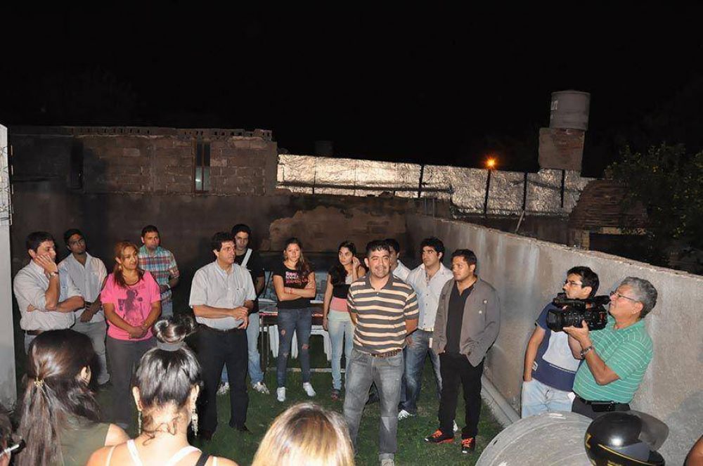 El Gobierno entreg� vales y viandas a estudiantes chilecite�os