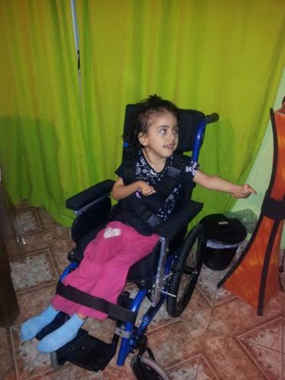 La peque�a Karen recibi� la silla de ruedas que tanto necesitaba