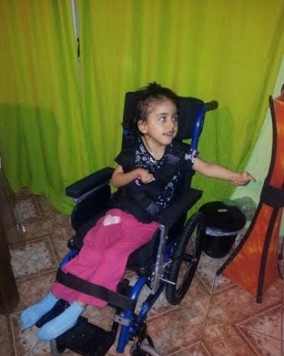 La peque�a Karen recibi� la silla de ruedas que tanto necesitaba