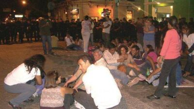 Hasta anoche, la Polic�a acorralaba a docentes para que no lleguen a la Plaza
