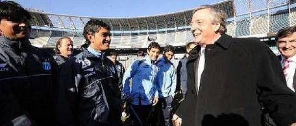 Kirchner cumpli: entreg plasmas al plantel de Racing