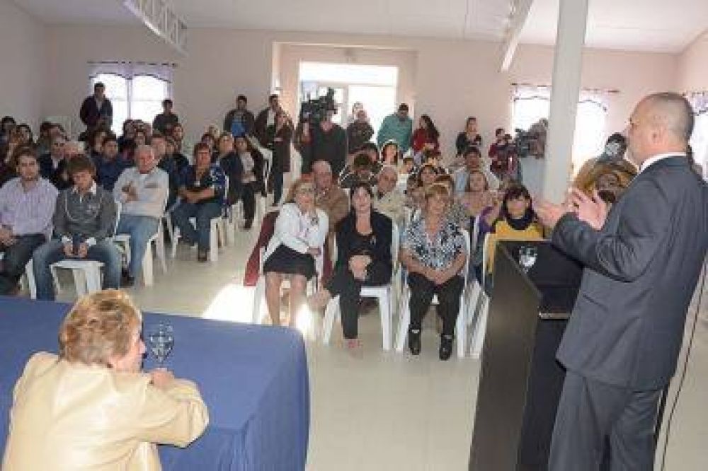 El gobernador inaugur� sede vecinal de barrio Las Flores y firm� la ampliaci�n de la de Moreno