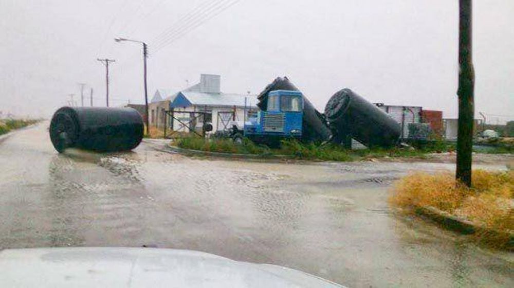 Deseado y Tellier se recuperan del intenso temporal de lluvia y vientos huracanados