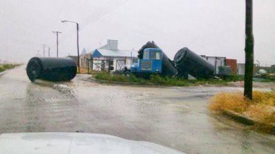 Deseado y Tellier se recuperan del intenso temporal de lluvia y vientos huracanados